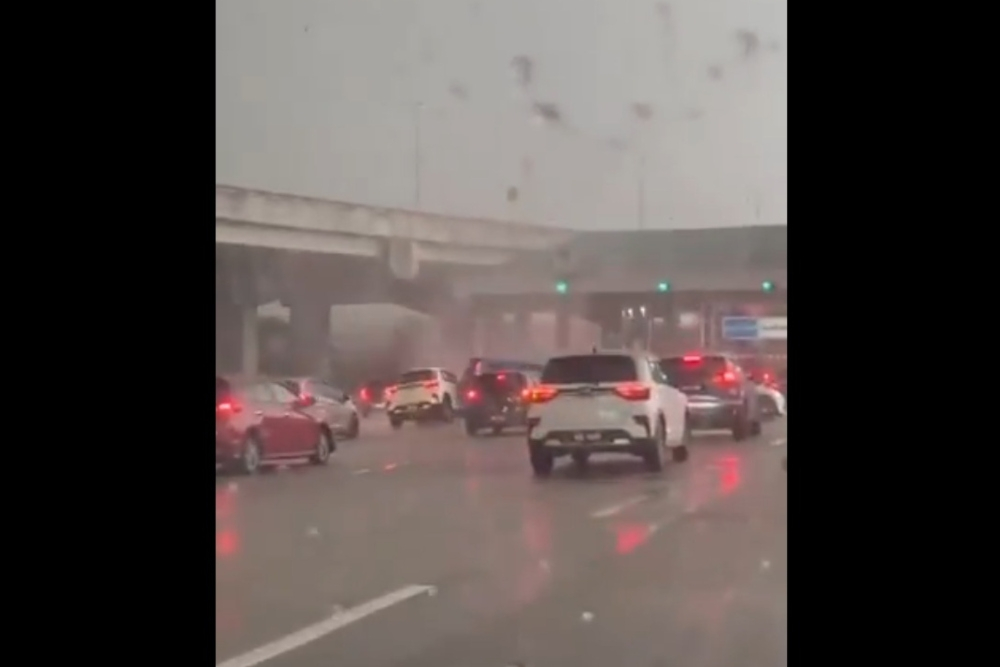 Damansara mini tornado caused by active thunderstorm clouds