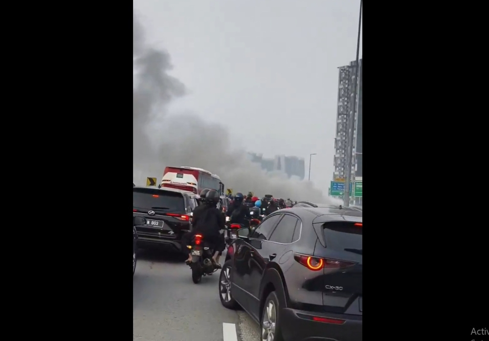 Thick smoke seen near DUKE Highway traced to burning streetlight