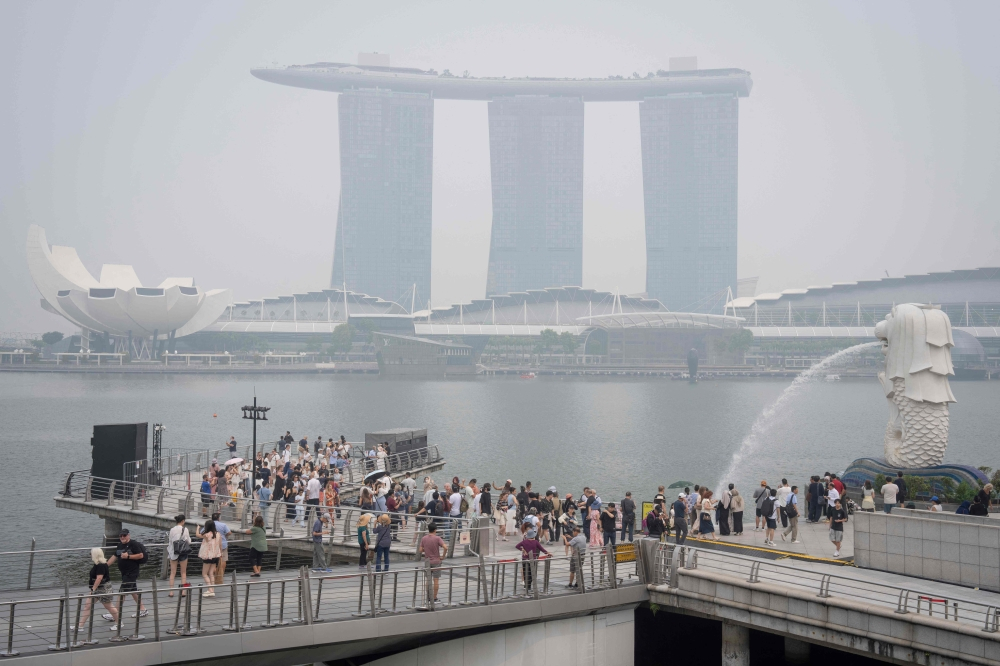 Singapore targets seven Indonesian firms as haze worsens, air quality turns very unhealthy
