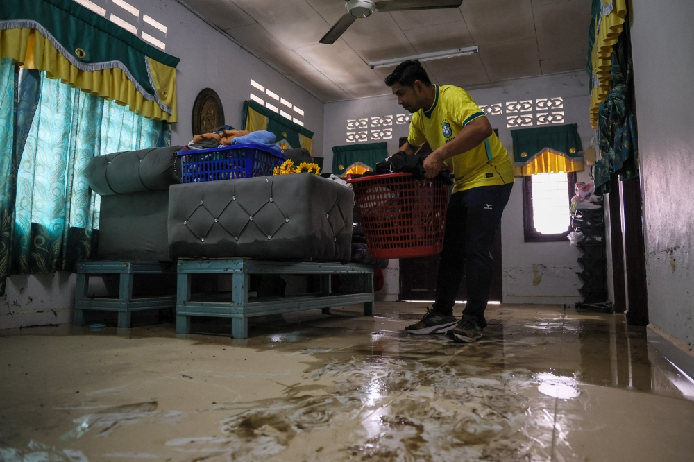 Flood victim count at PPS records slight increase; Royal Malaysian Navy sends 100 personnel to Pangkor