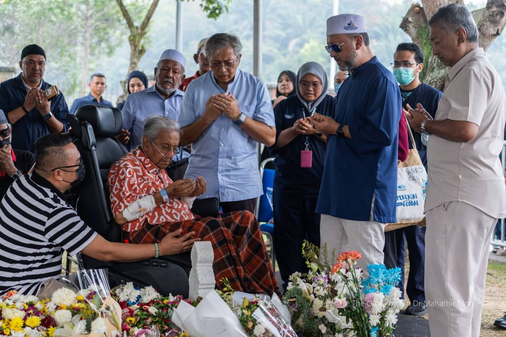 Mukhriz says 25,000 mourners flocked to Dr Hasmah’s grave, easing Dr Mahathir’s grief as her legacy inspires