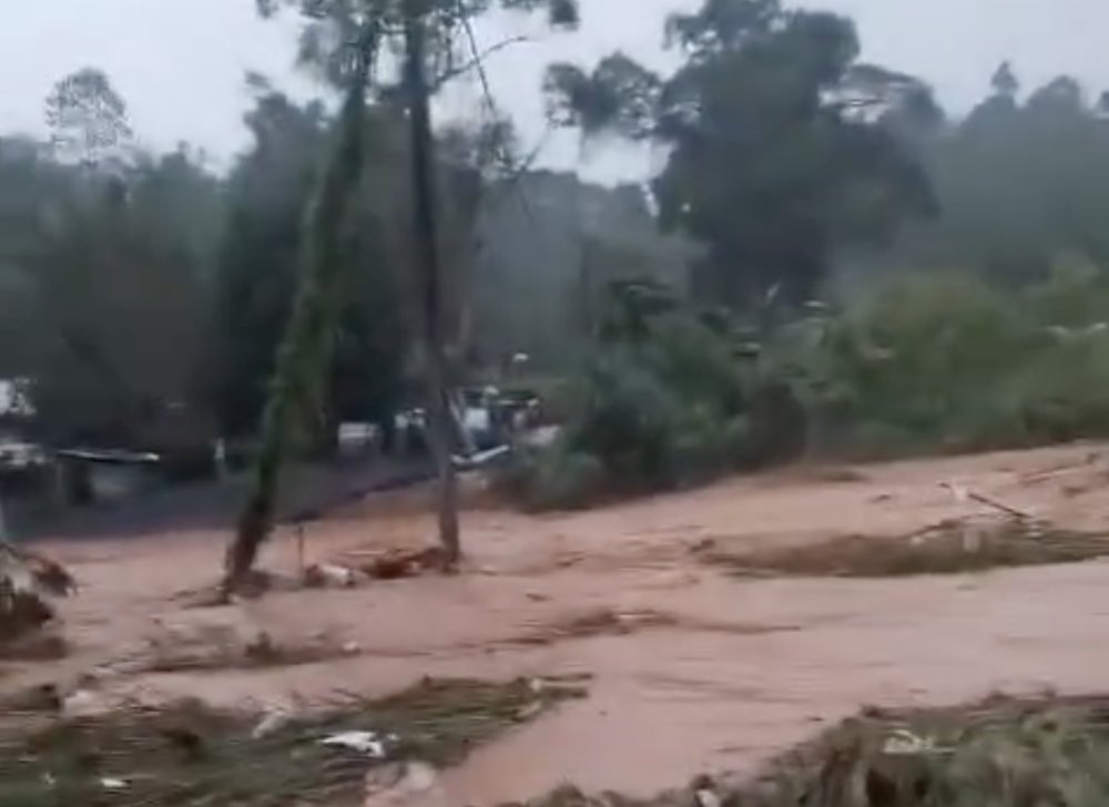 Floodwaters destroy Pos Brooke suspension bridge, leaving villagers isolated