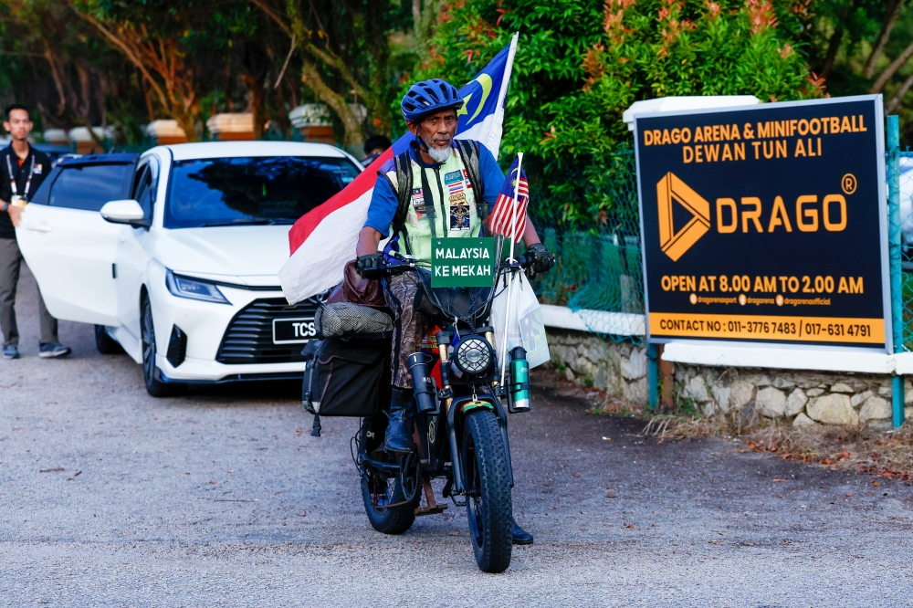 Who wants a front-row seat? This Melaka voter cycled 70km all night from Gemas to catch the nominations